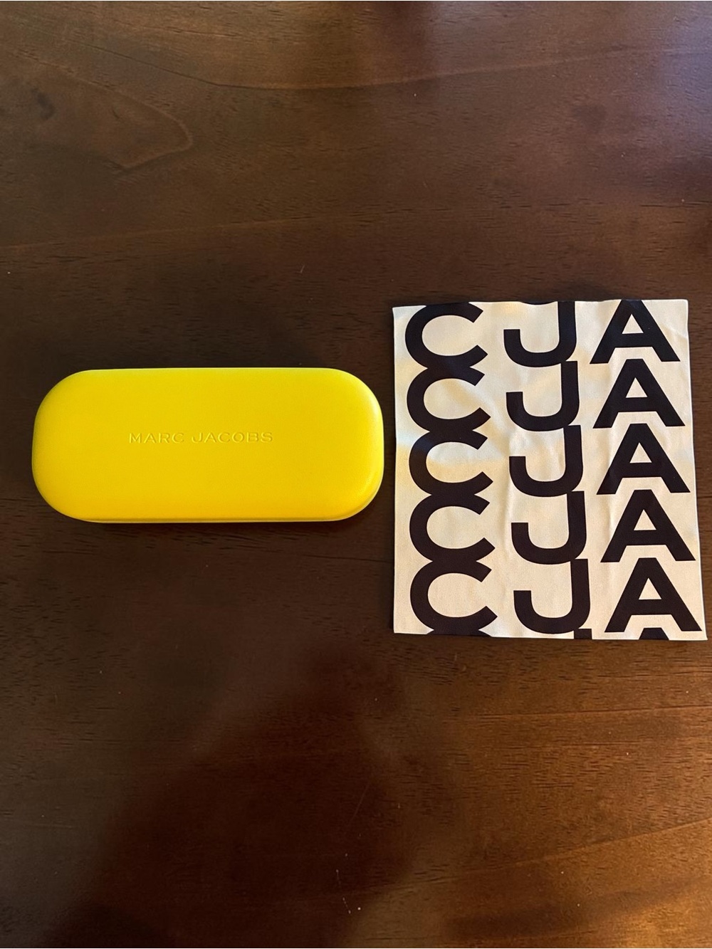 Marc Jacobs Hard-Shell Clamshell Glasses Case with Logo Cleaning Cloth - Picture 2 of 2